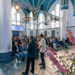 Eine Gruppe von Menschen vor der Internationalen Christlichen Gemeinde Freikirche Neues Leben in Aachen.